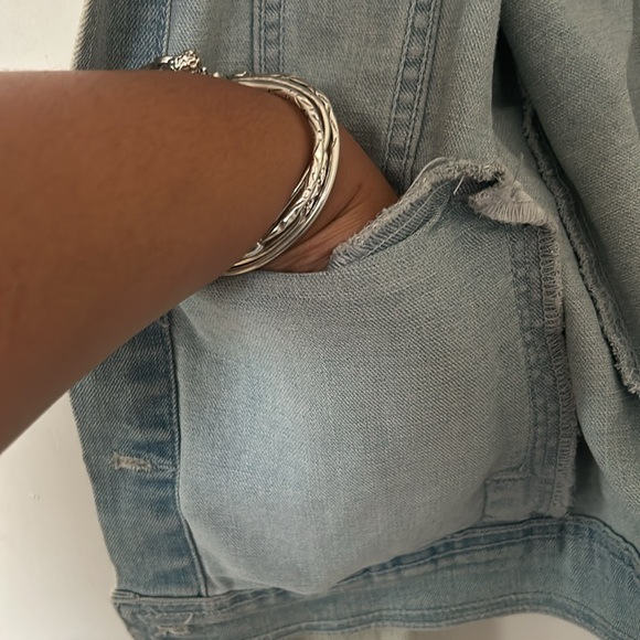 Cute light wash Jean jacket - Picture 5 of 6